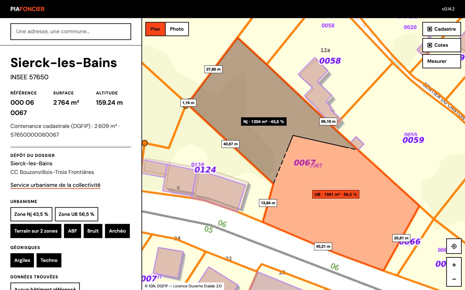 L'écran de PIAFONCIER : une parcelle de Sierck-les-Bains à cheval sur deux zones du PLU, Nj et UB, avec la surface de chaque partie et les cotes des côtés.